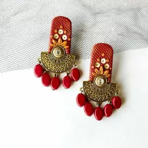 Bask in the glory with fusion earrings, a mix of modern design with ethnic style. It's a dark shade of red and golden. Adorned with alluring charm and to finish off, beads are rounding out the style.